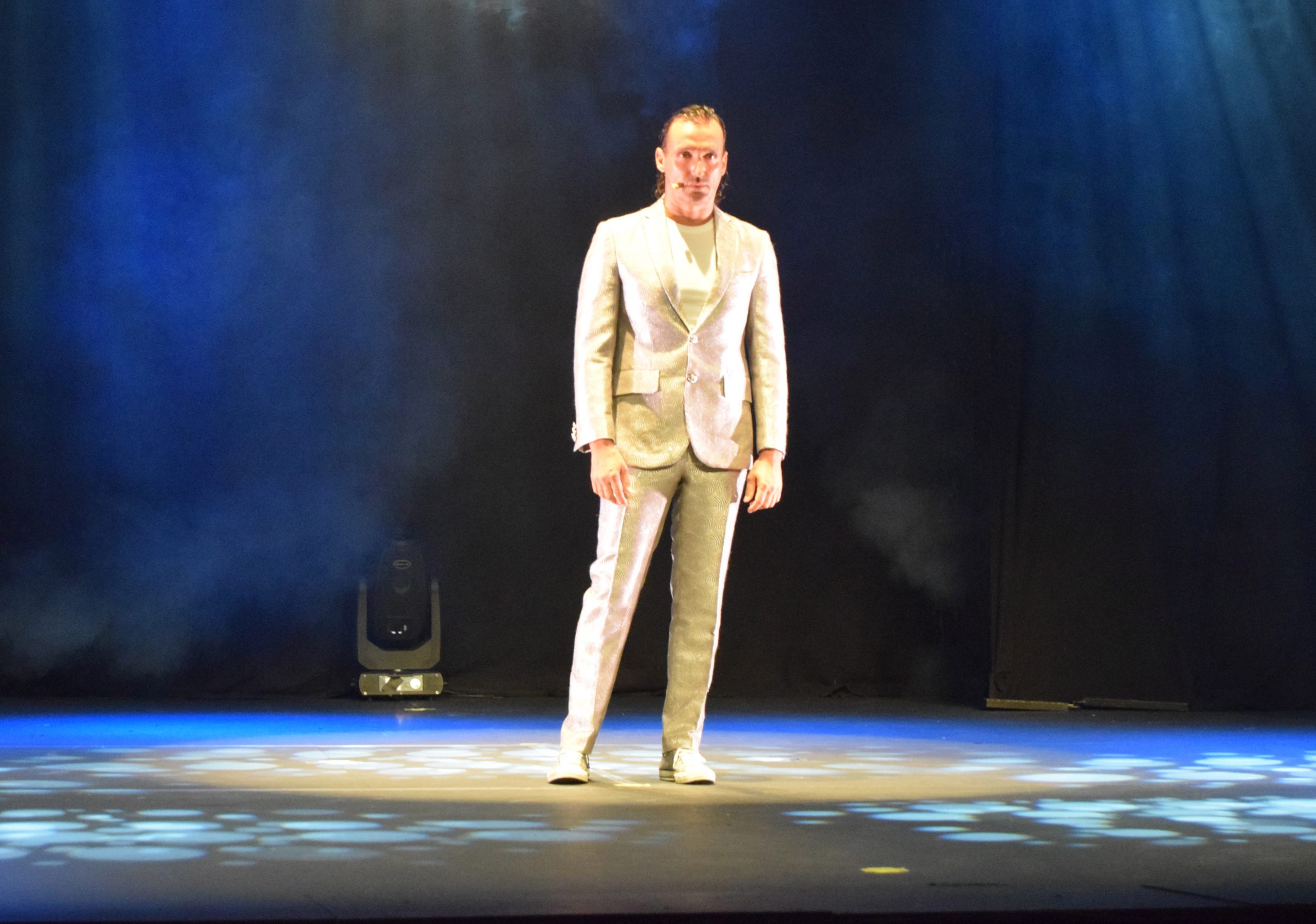 Rafa Méndez en solitario encima del escenario del teatro Rialto con un traje de chaqueta de color blanco